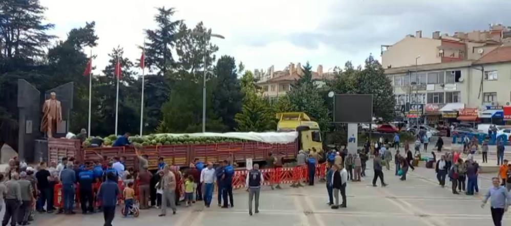 Bedava Karpuz Için Metrelerce Kuyruk Oluştu! (2)
