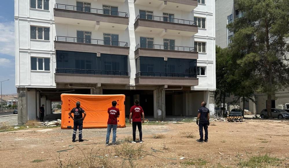 Canına Tak Eden Işçiler Çatıya Çıktı! (2)