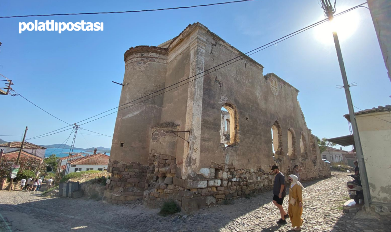 Cunda’daki Tarihi Panaya Kilisesi Otopark Olarak Kullanılıyor2