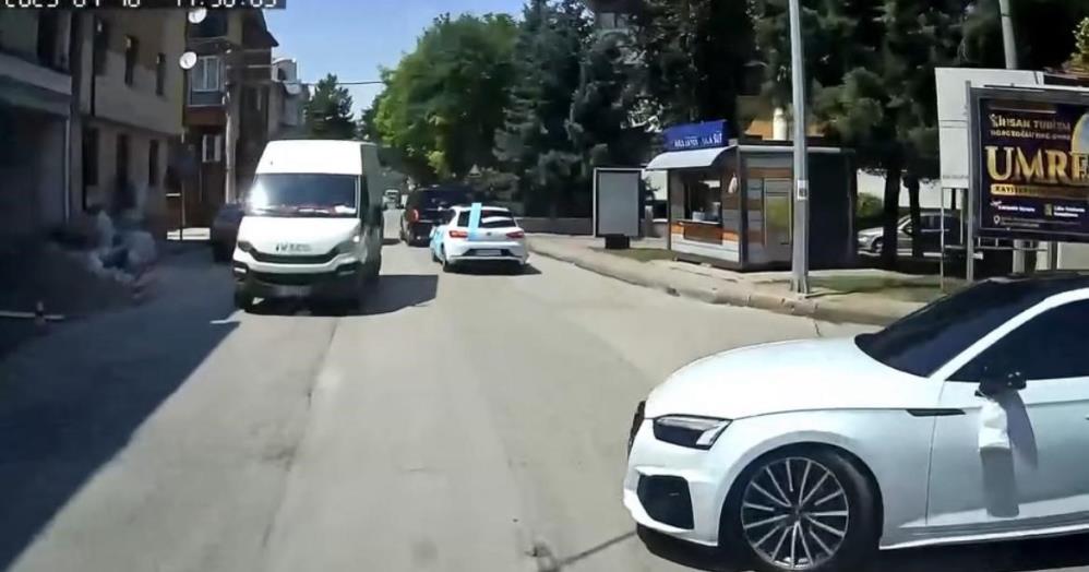 Düğün Konvoyuna Yol Açtı, Trafiği Felç Etti! (2)