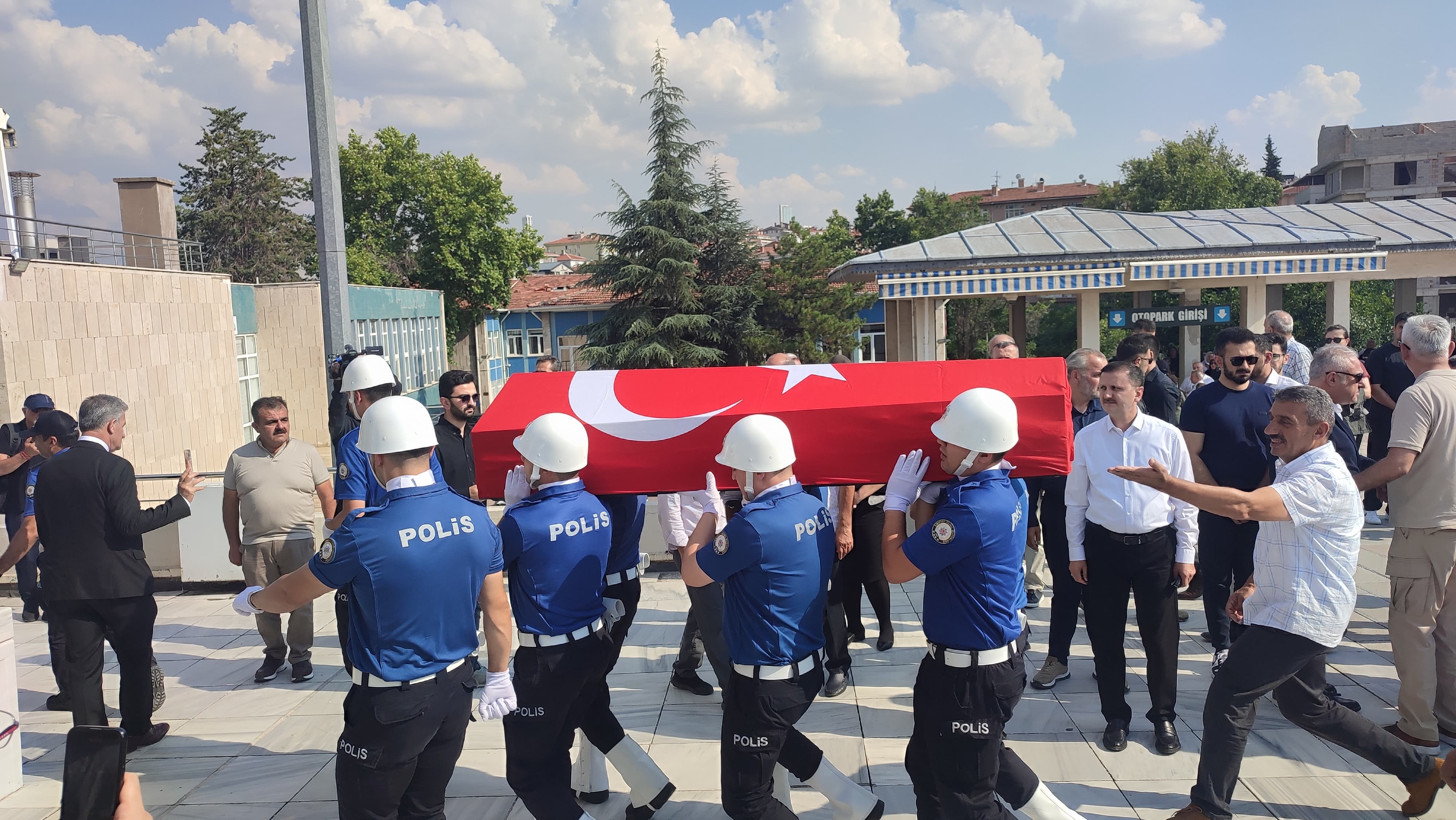 Eski Bitlis Valisi Erol Karaömeroğlu Ankara’da Son Yolculuğuna Uğurlandı  (2)