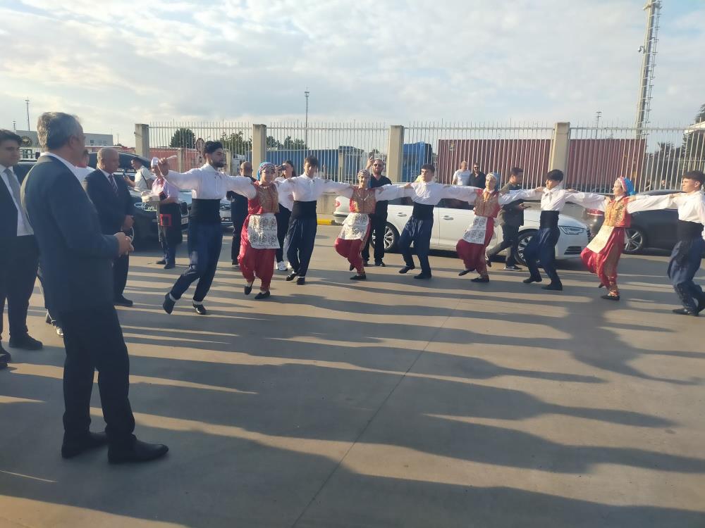 Gurbetçiler, Kapıkule’de Halk Oyunları Ve Ikramlarla Karşılandı (1)