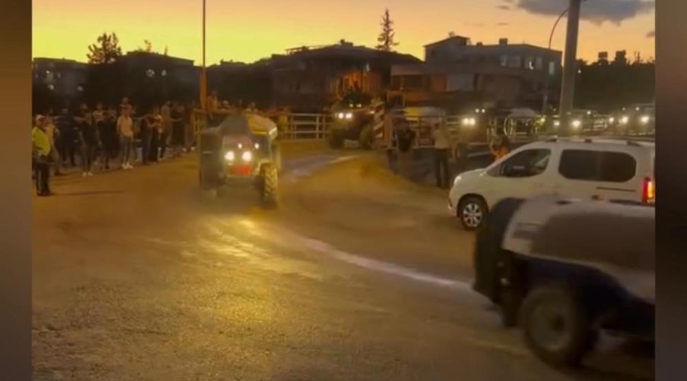Hatay'da, Köylüler Traktörlerle Yangına Su Taşıdı! (2)