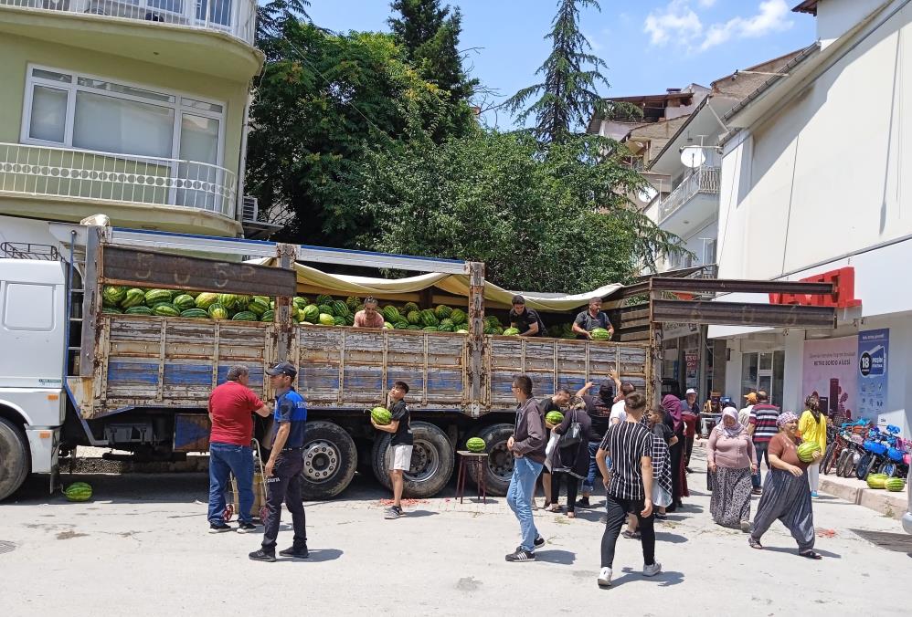 Hayırsever Iş Insanı, 20 Ton Karpuz Ücretsiz Dağıttırdı (2)
