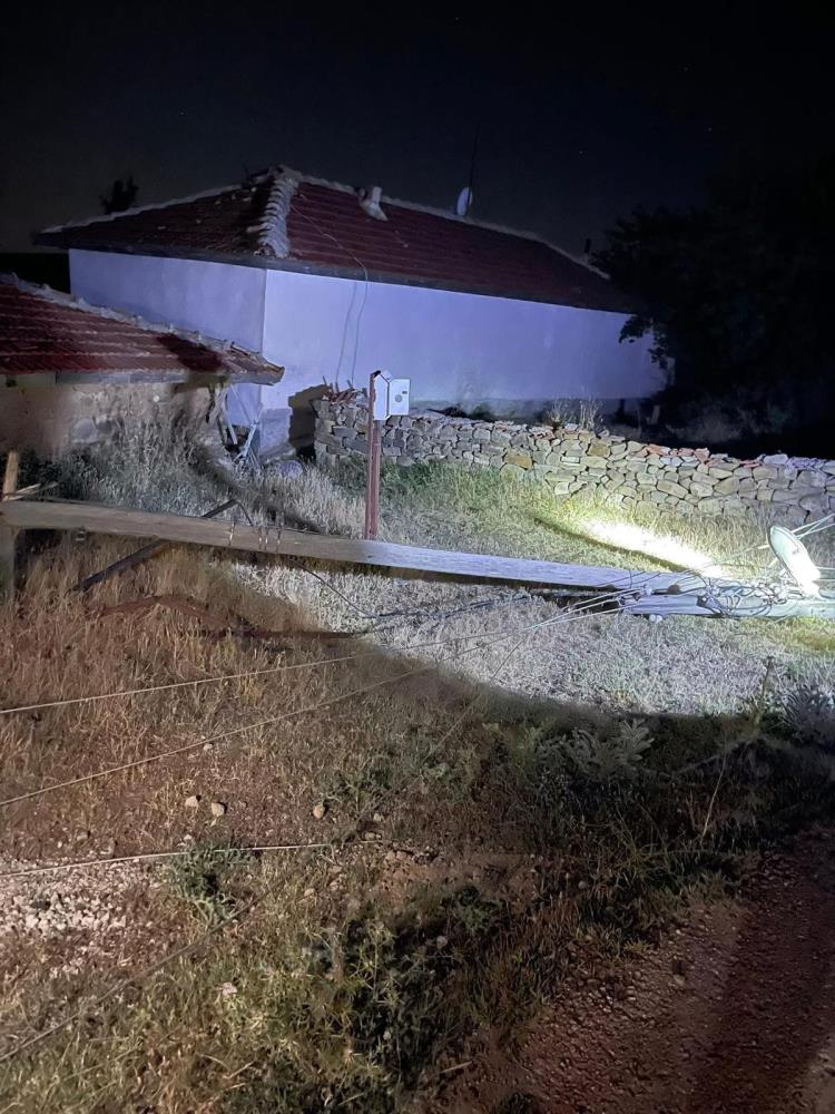 Haymana’da, Tır Elektrik Tellerine Takıldı! Yangın Çıktı (2)
