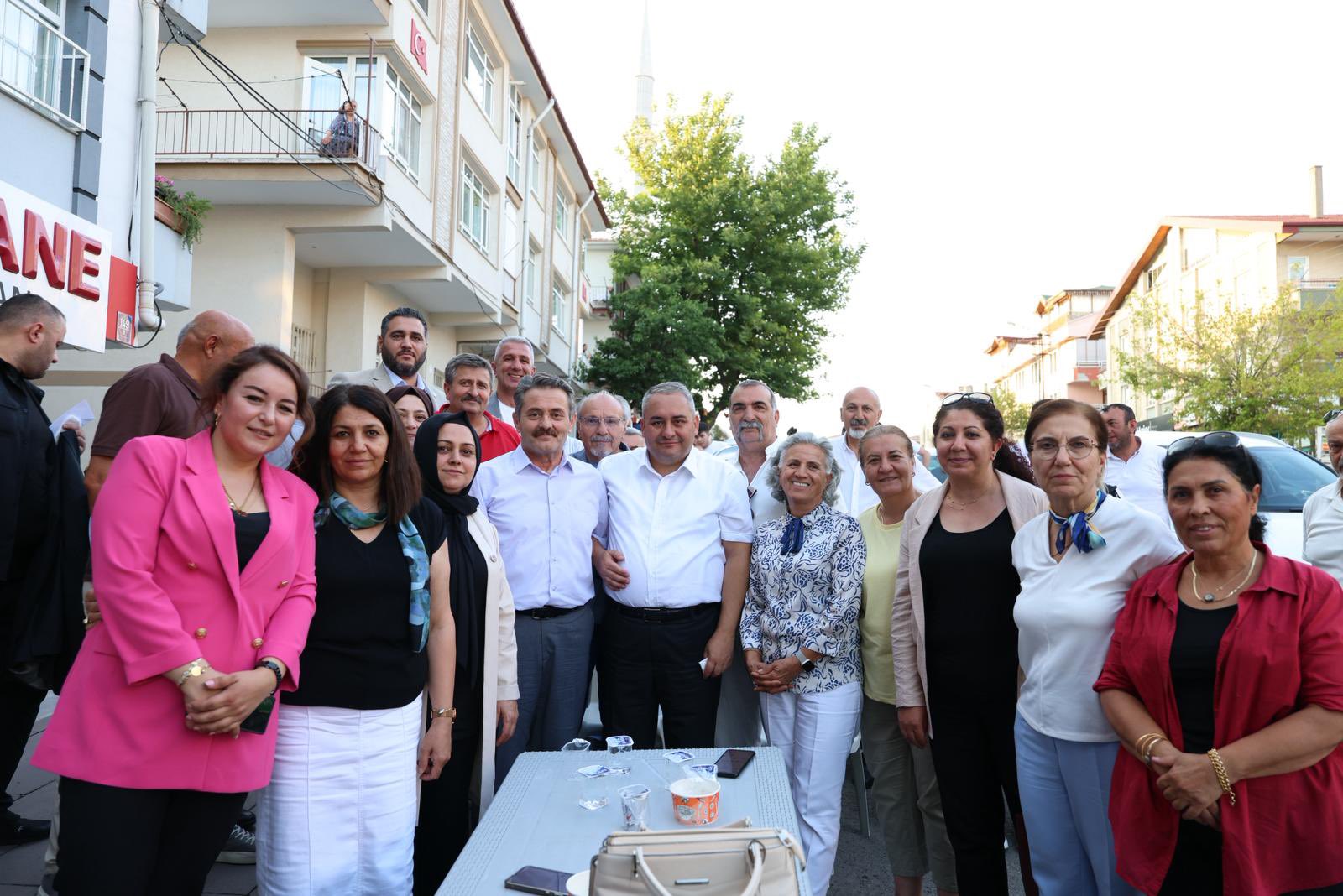 Keçiören Belediye Başkanı Özarslan, Aşure Dağıttı (2)