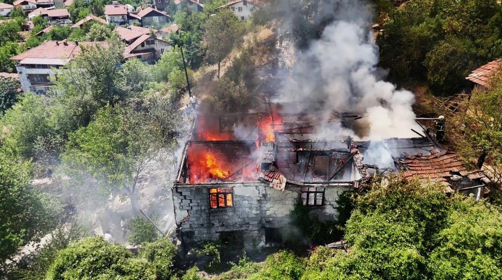Otluk Alanda Çıkan Yangın, 2 Katlı Evi Küle Çevirdi! (1)