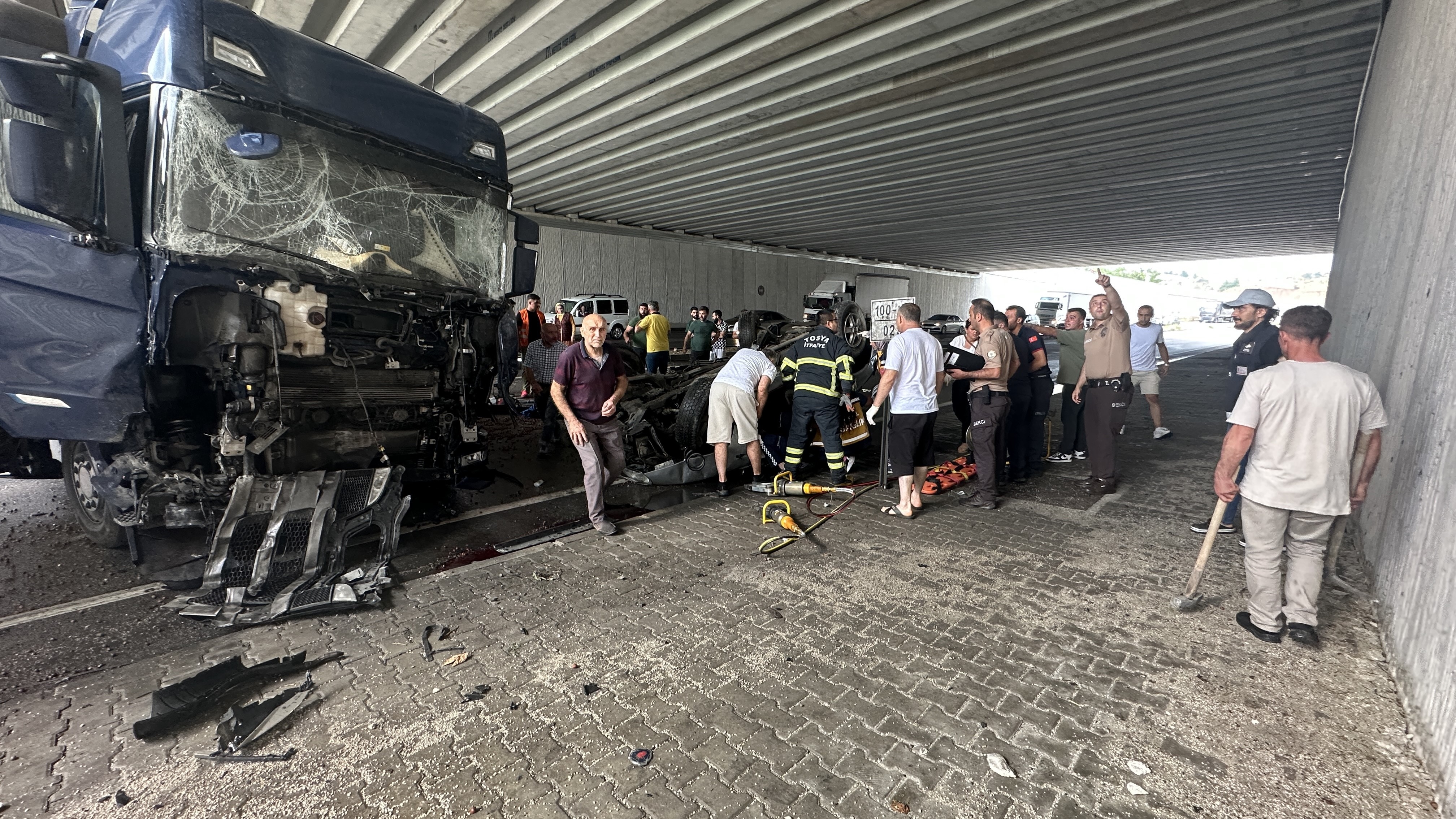 Su Birikintisine Giren Otomobil Tırla Çarpıştı Çok Sayıda Ölü Var!  (2)