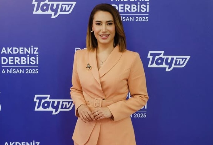 Türkiye’nin Ilk Kadın Yarış Spikeri Son Yolculuğuna Uğurlandı!  (2)