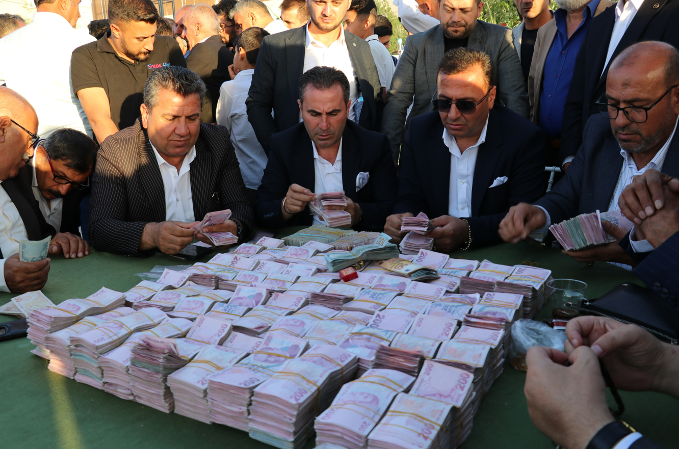 Van’da Aşiret Düğünü Gündem Oldu Kilolarca Altın Ve Milyonlarca Para Takıldı  (4)
