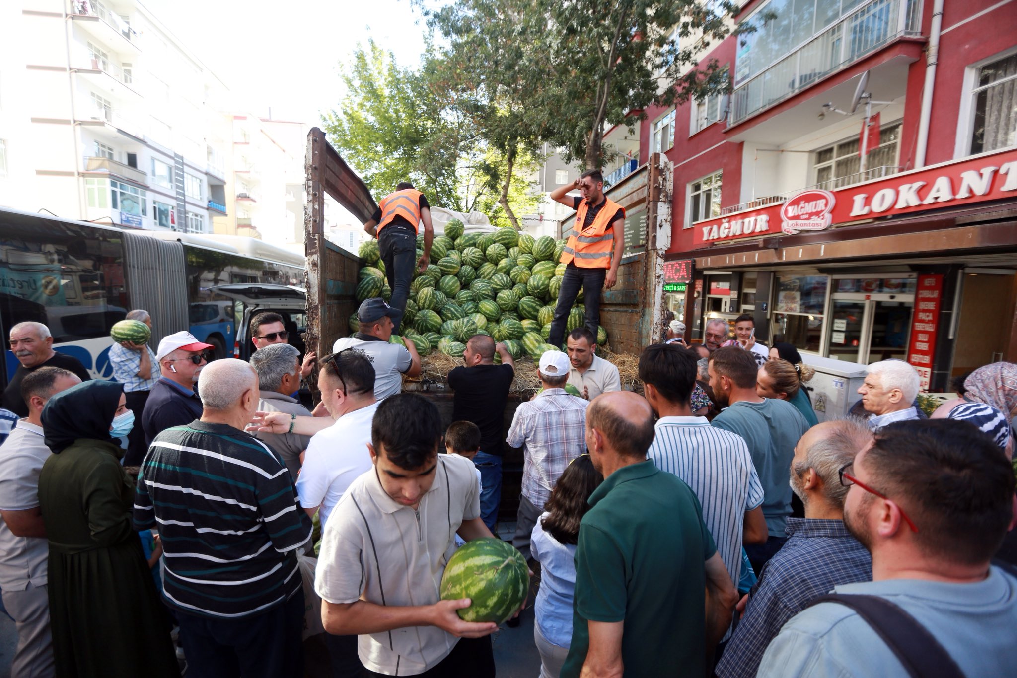 Yenimahalle Belediyesi’nden Ücretsiz Karpuz Dağıtımı (3)