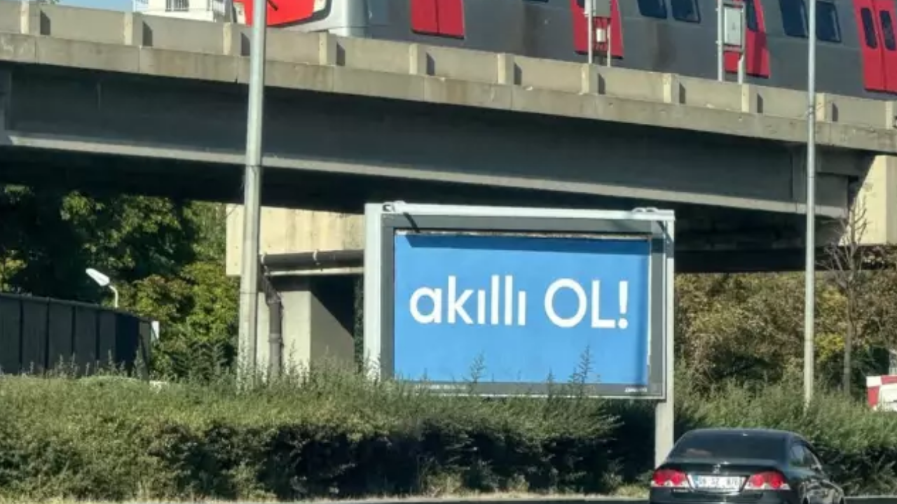 Ankara’da Gizemli “Akıllı Ol!” Afişleri Merak Uyandırdı (2)