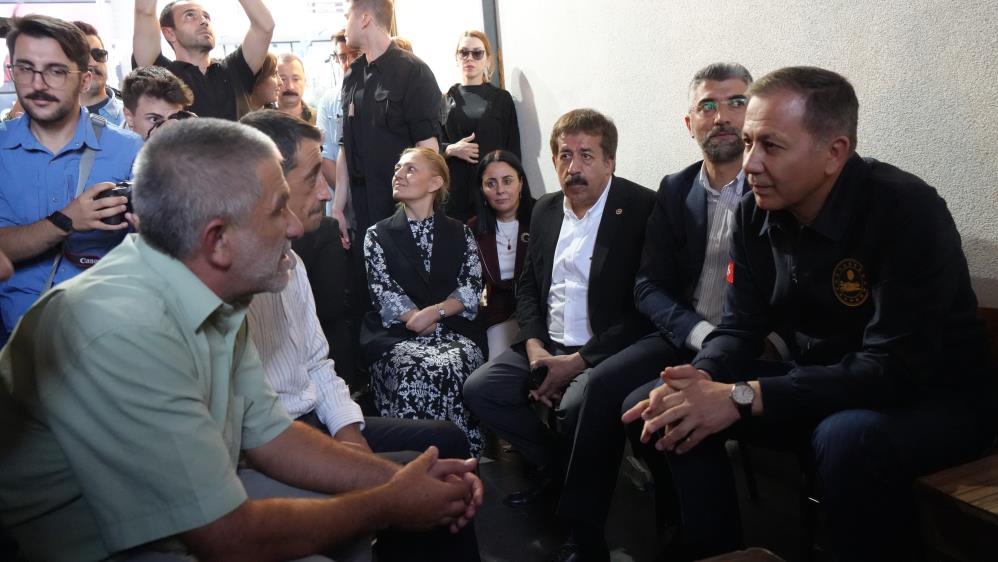 Bakan Yerlikaya, Esnaf Ve Vatandaşlarla Buluştu (1)