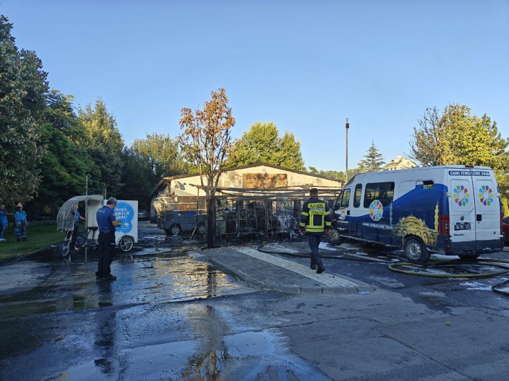 Belediyenin Araçları Yanarak Kül Oldu! (1)