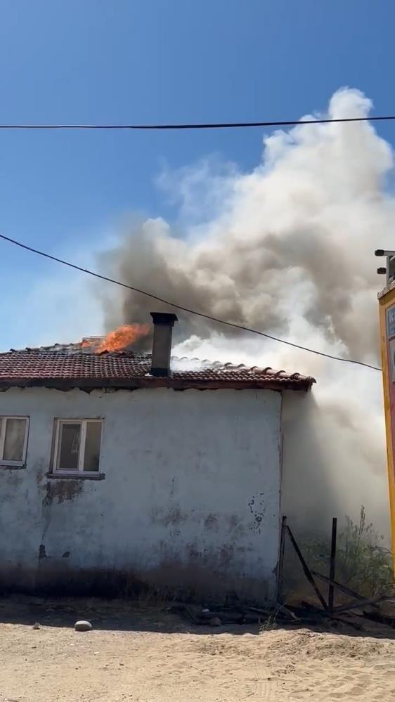Camide Namaz Kıldıran Imamın Evi Kül Oldu (2)