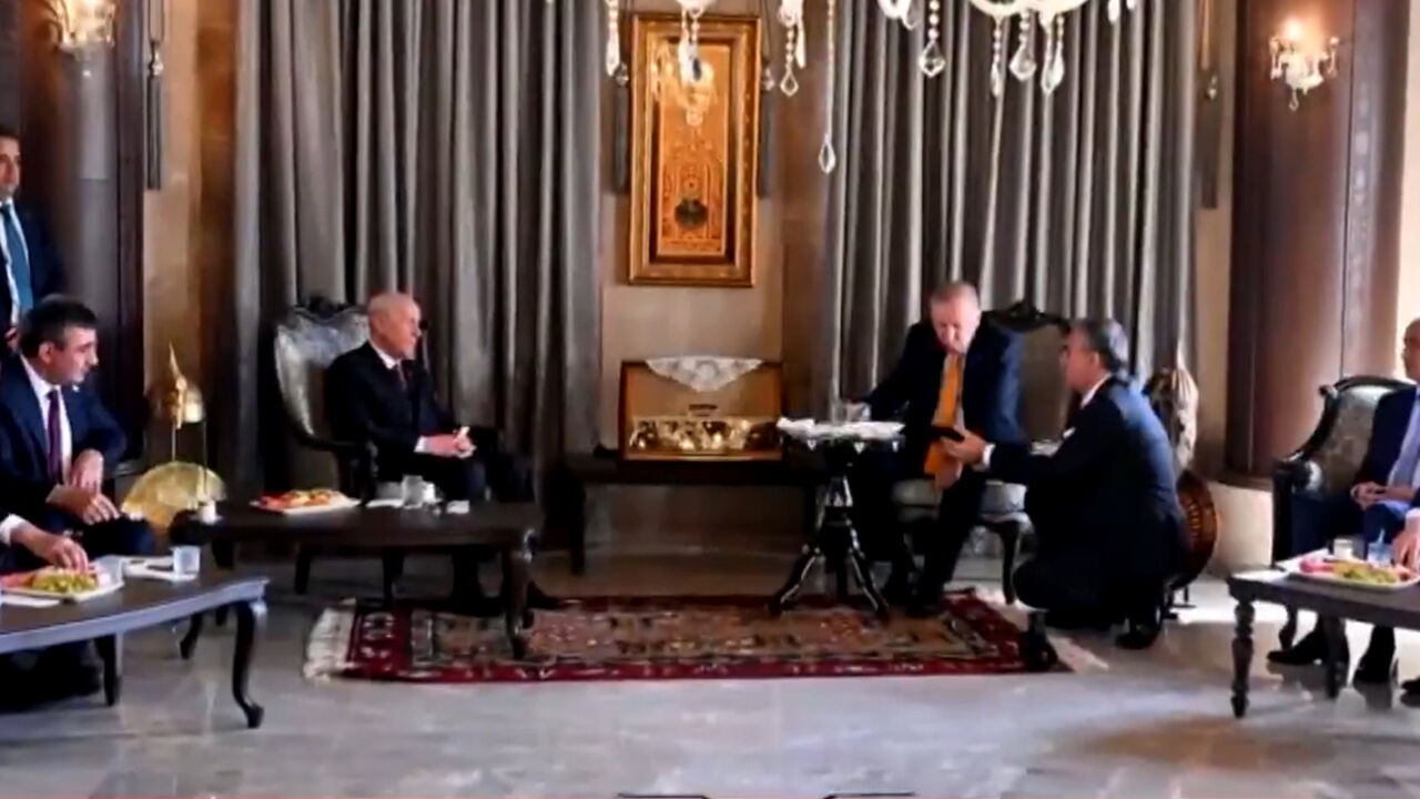 Devlet Bahçeli, Cumhurbaşkanı Erdoğan’a 2 Türkü Dinletti-1