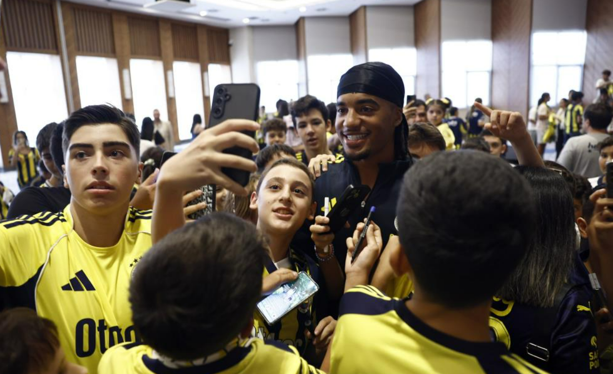 Fenerbahçeli Futbolcular Çocuklarla Buluştu (2)