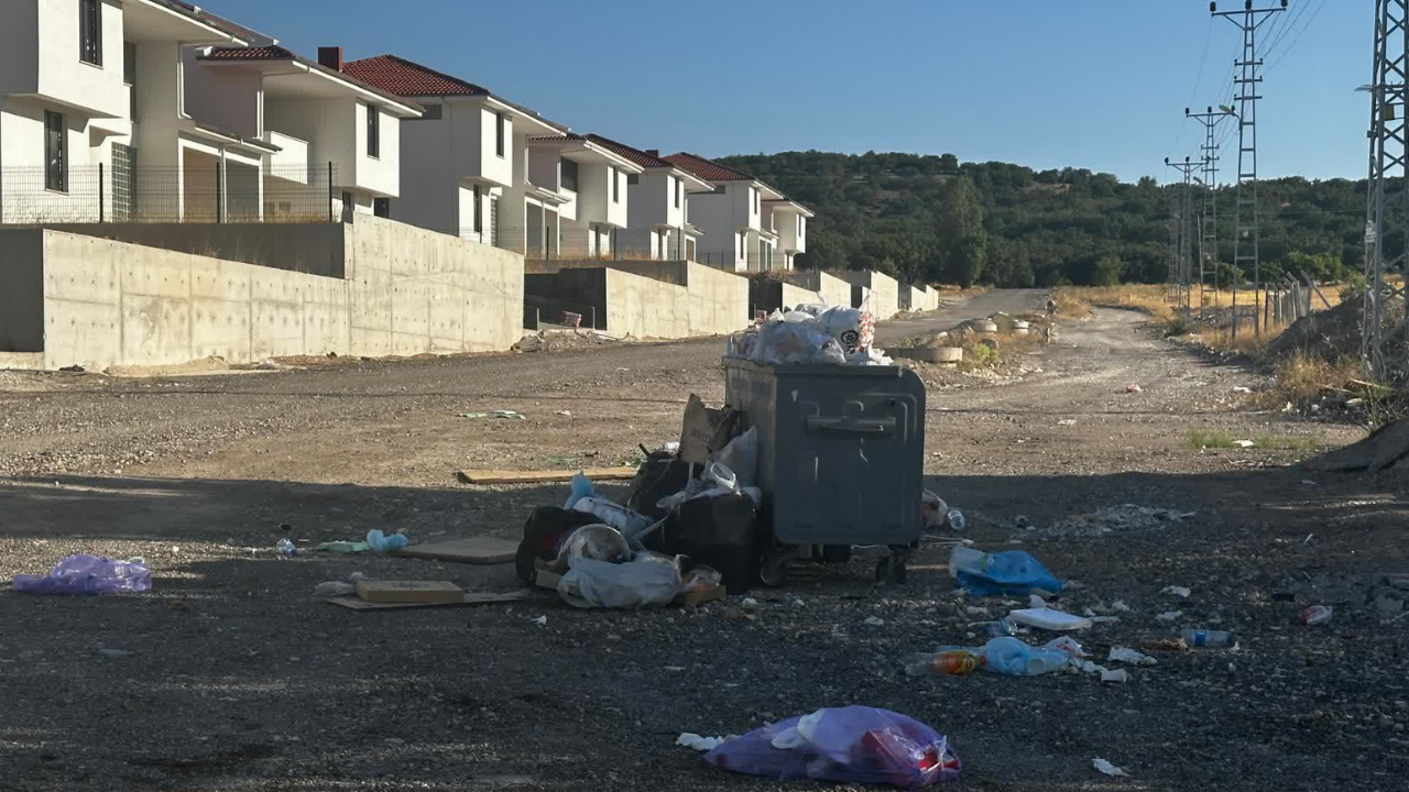 Haftada Bir Toplanan Çöp, Mahalleliyi Çileden Çıkardı! (2)