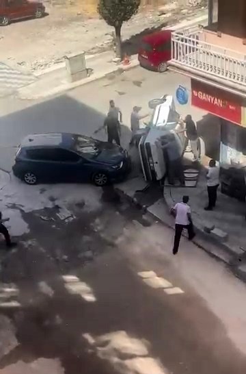 Kazaya Karışan Otomobil Yan Yattı!-1