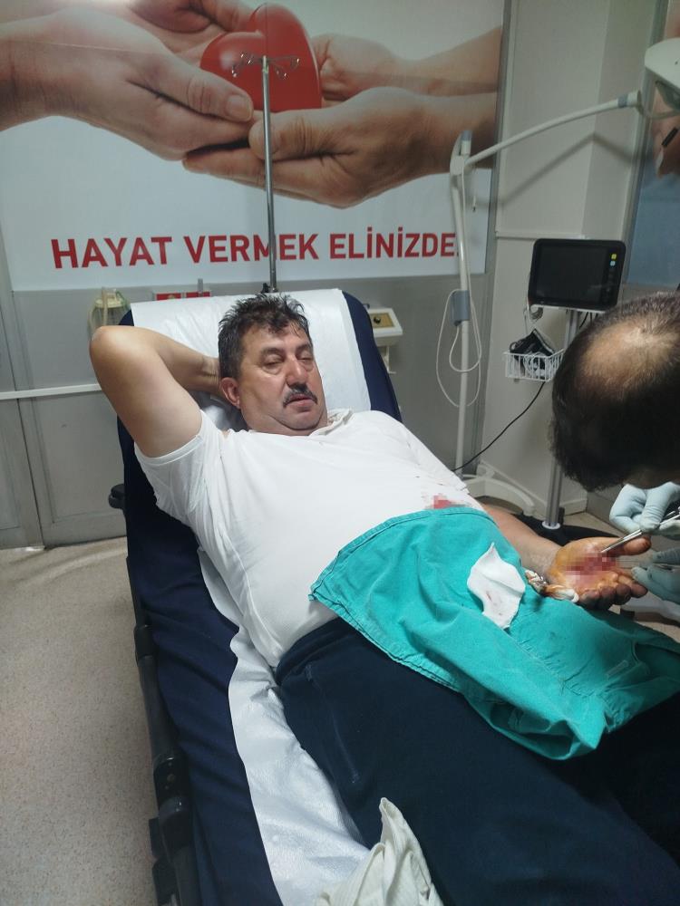 Mahalle Muhtarı, Uyardığı Kişi Tarafından Bıçaklandı! (2)