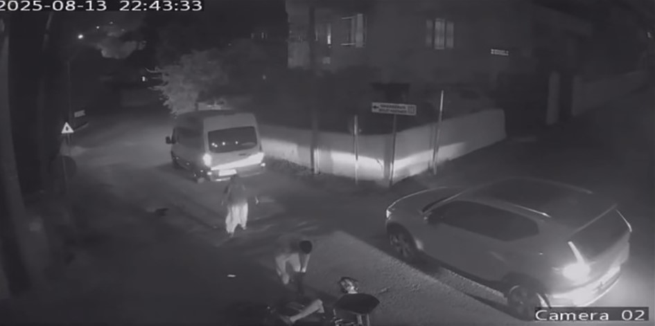 Motosiklet, Minibüse Ok Gibi Saplandı (2)