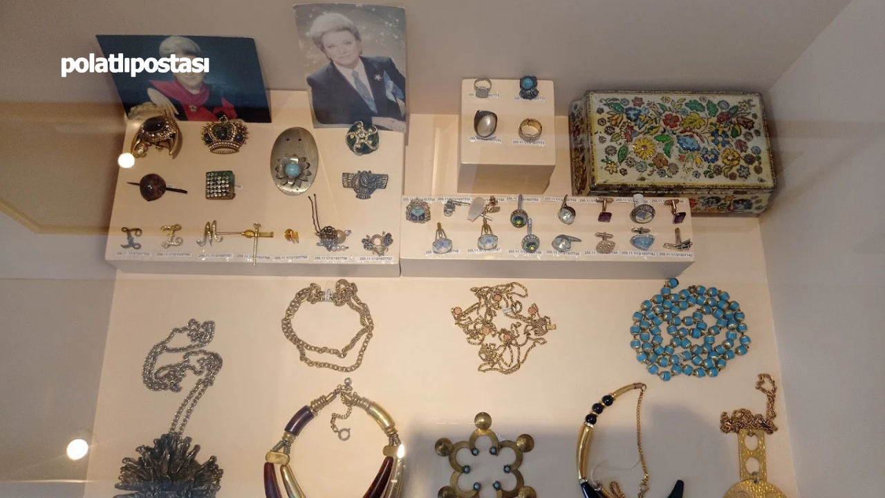 Zeki Müren’in Evinden Sanata Açılan Kapı (4)