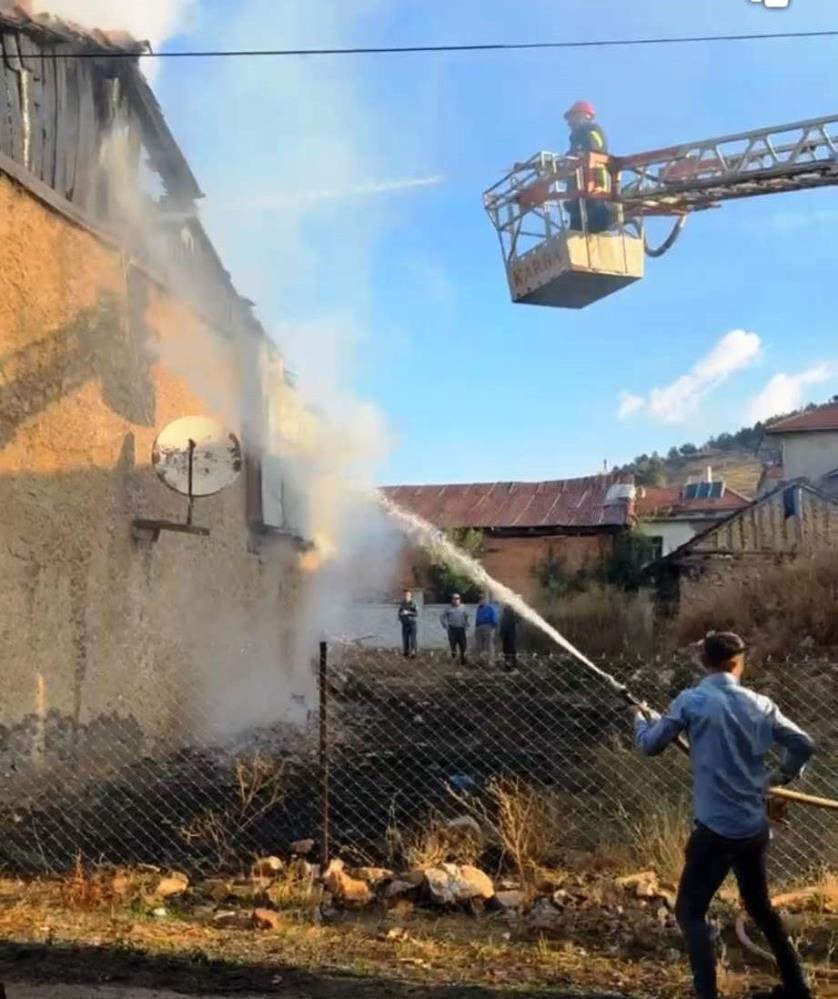 Ahşap Ev Alevlere Teslim Oldu! (2)