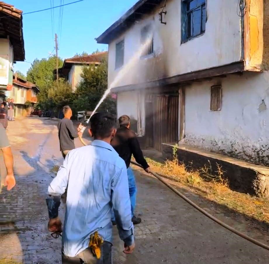 Ahşap Ev Alevlere Teslim Oldu! (3)