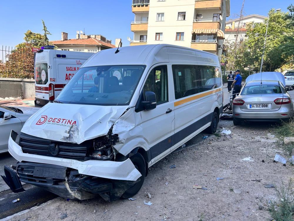 Ankara'da, Otomobil Ile Servis Minibüsü Çarpıştı Çok Sayıda Yaralı Var! (2)
