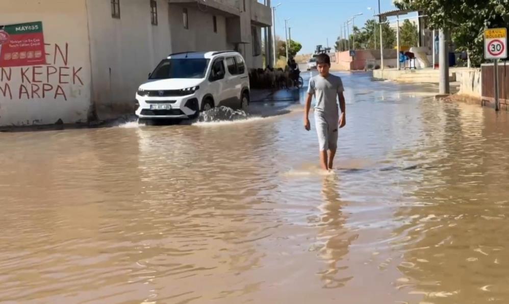 Cadde Ve Sokaklar Sulama Suyuyla Sular Altında Kaldı (2)