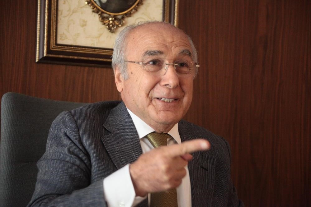 Eski Belediye Başkanı Uçakta Fenalaştı! Uçak Acil Niş Yaptı