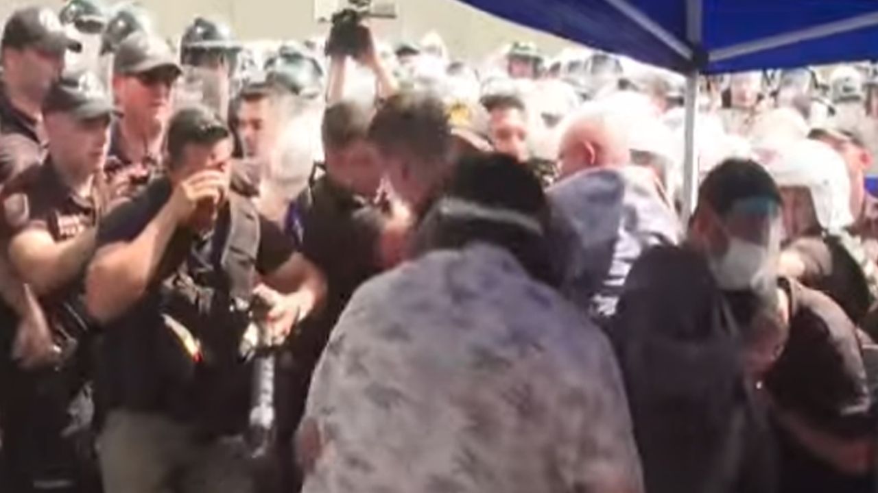 Saldırı anlarına ilişkin görüntüler, çevredeki vatandaşlar tarafından görüntülendi.