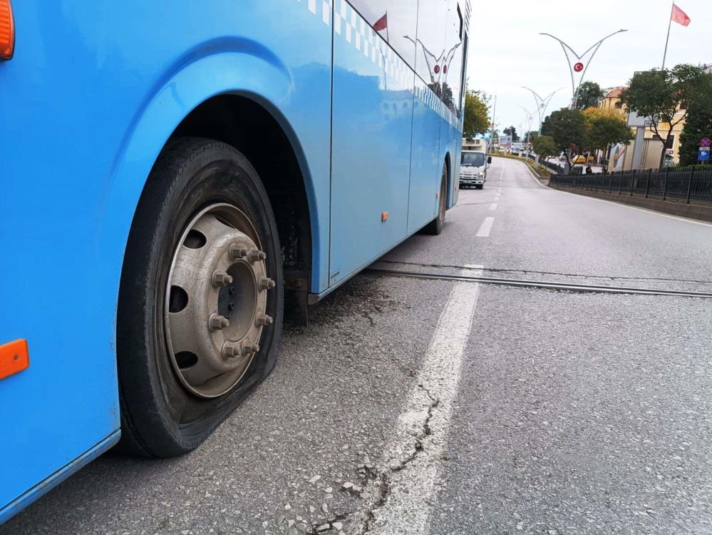 Halk Otobüsünün Lastiği Bomba Gibi Patladı! (1)