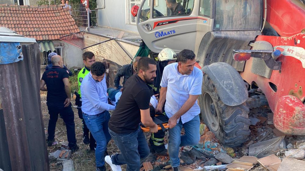 İş Makinesi Kontrolden Çıktı Ortalık Can Pazarına Döndü! (1)
