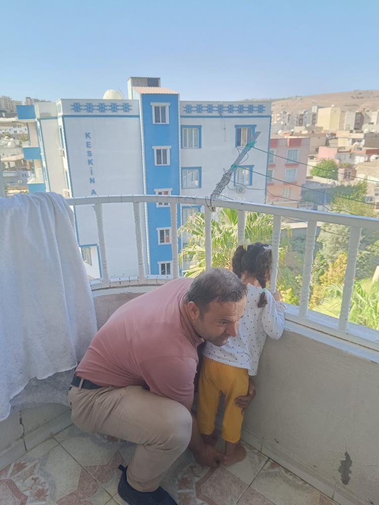 Küçük Çocuğun Başı Demir Korkuluğa Sıkıştı!-1