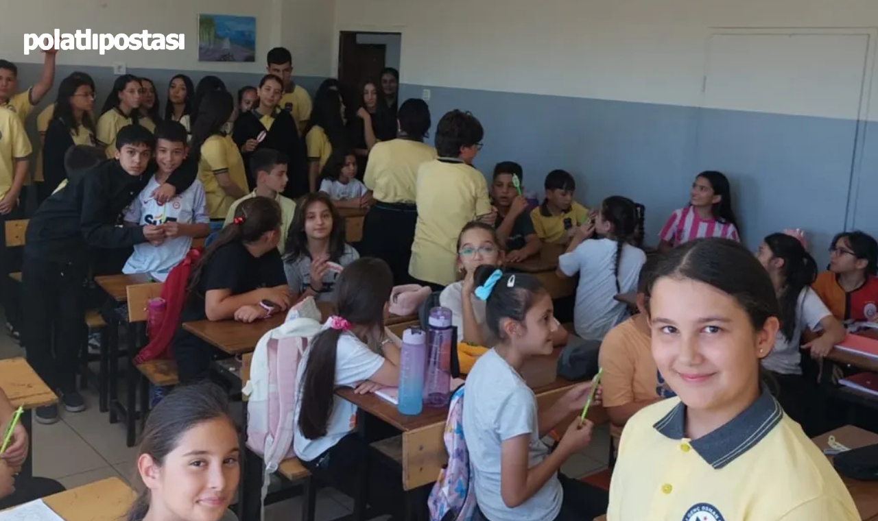 Polatlı'da Yürekleri Isıtan Gelenek! 8. Sınıflar, Okula Yeni Başlayan Kardeşlerini Hediyelerle Karşıladı (1)