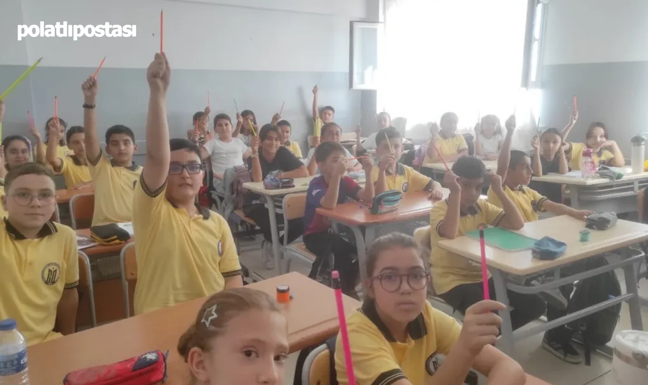 Polatlı'da Yürekleri Isıtan Gelenek! 8. Sınıflar, Okula Yeni Başlayan Kardeşlerini Hediyelerle Karşıladı (2)
