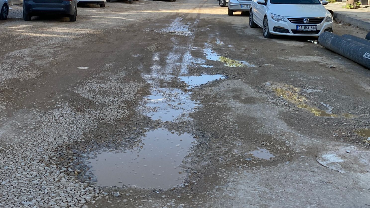 Pursaklar’da Aylardır Çözülmeyen Yol Sorunu Vatandaşları Isyan Ettirdi (1)