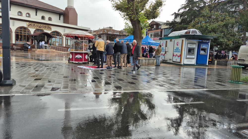 Sağanak Yağışın Altında Cuma Namazı Kıldılar (1)