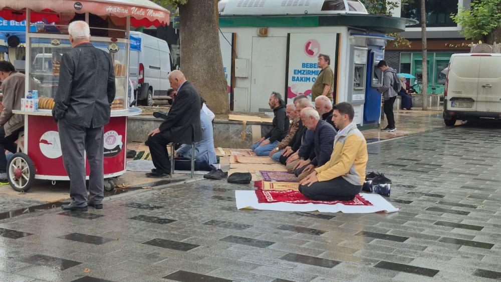 Sağanak Yağışın Altında Cuma Namazı Kıldılar (2)
