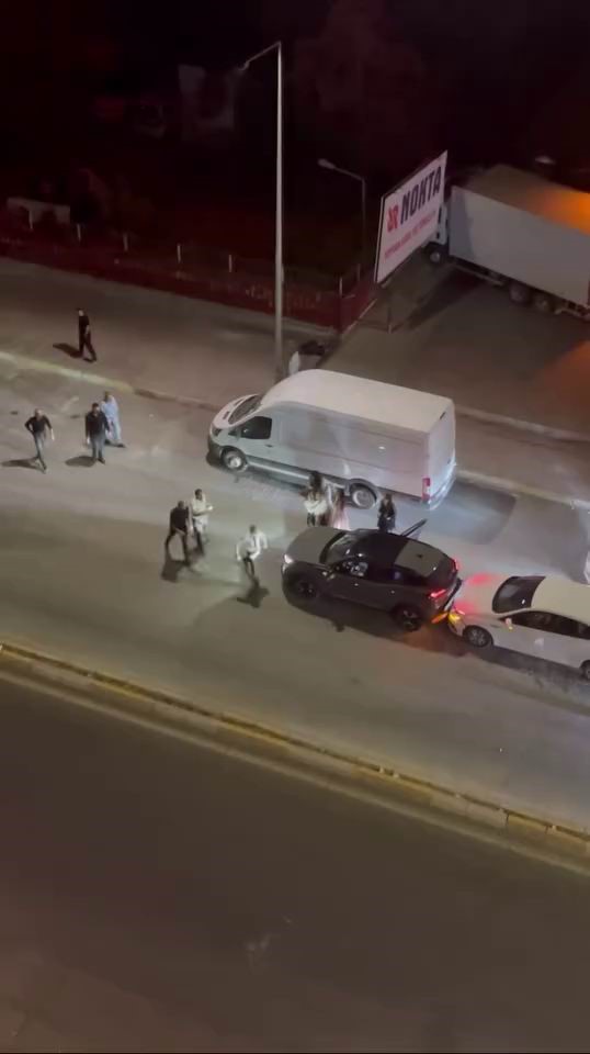 Trafik Kazası Sonrası Kavga Çıktı! (2)-1