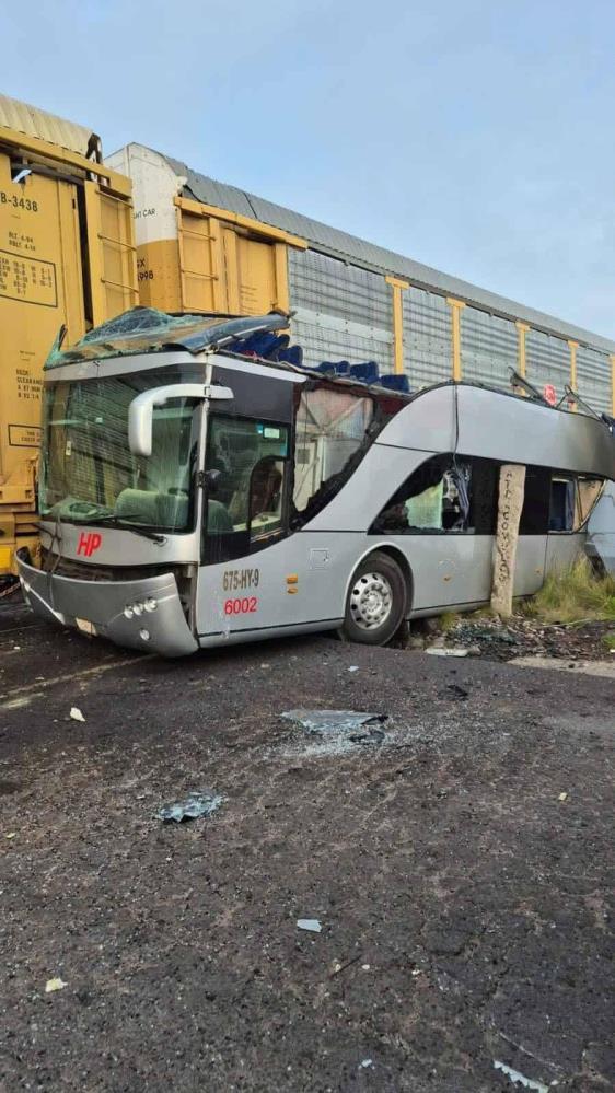 Tren Yolcu Otobüsüne Çarptı! Ortalık Can Pazarına Döndü