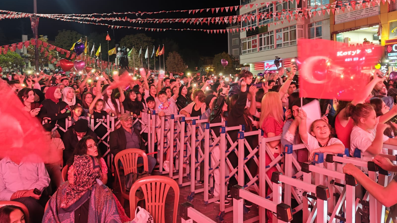 Zakkum, Polatlı'da Zafer Coşkusunu Sahneye Taşıdı (2)