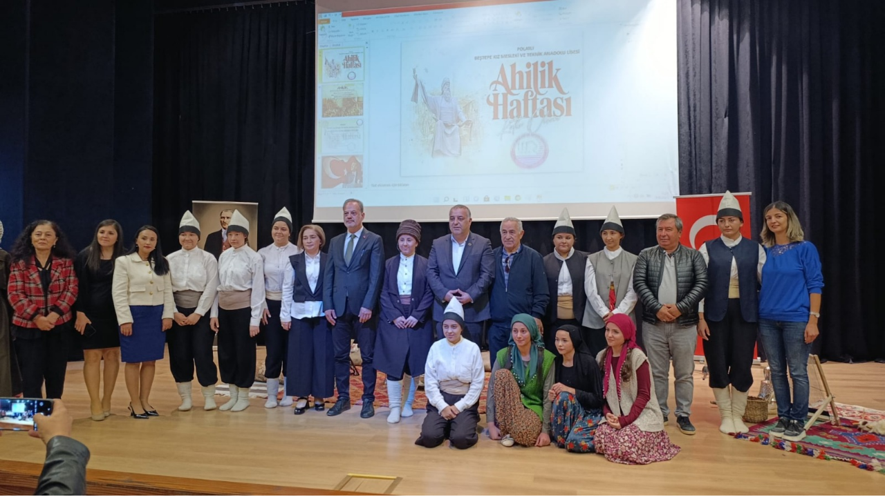 Ahilik Ruhu Tiyatro Sahnesinde Can Buldu (2)