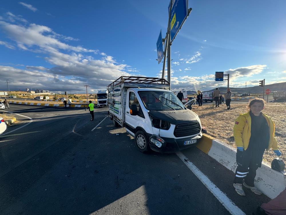 Ambulans Kamyonetle Çarpıştı Çok Sayıda Yaralı Var! (2)