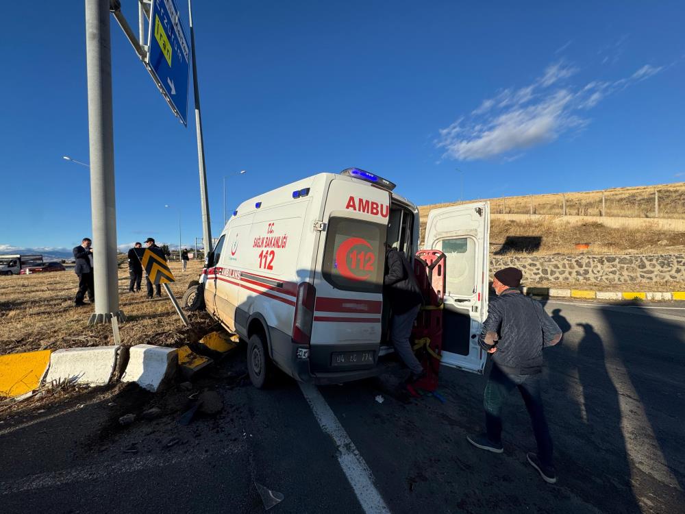 Ambulans Kamyonetle Çarpıştı Çok Sayıda Yaralı Var! (3)