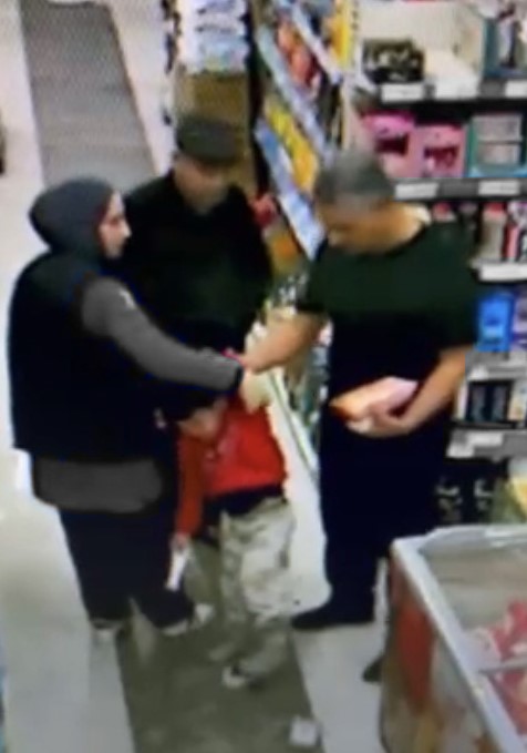 Çocuğunu Tekmeleyen Baba 2