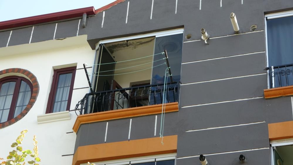 Genç Kız, 3 Katlı Apartmanın Balkonundan Düştü! (2)