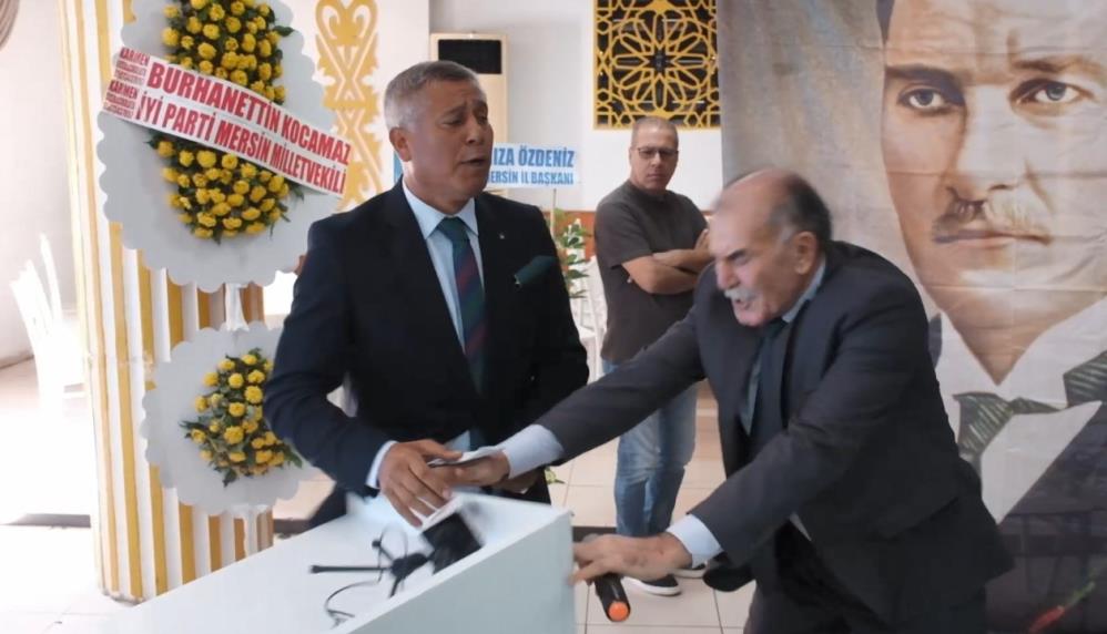 İyi̇ Parti Kongresi Karıştı Kürsü Devrildi, Arbede Çıktı!