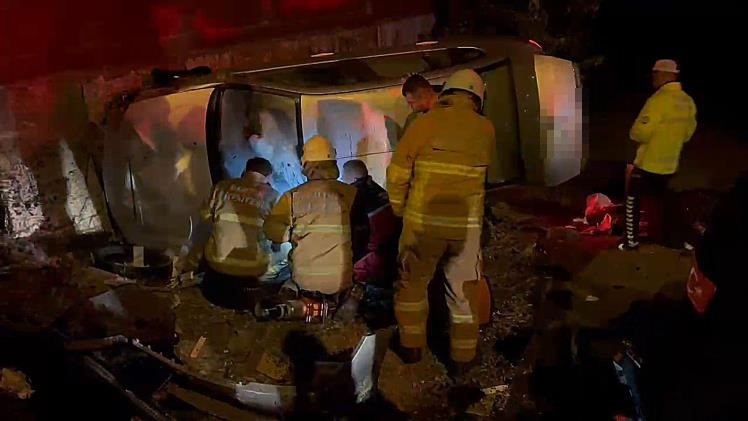 Kazada, Sürücü Takla Atan Aracın Içinde Sıkıştı (2)